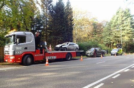 Auto crasht in de bosjes