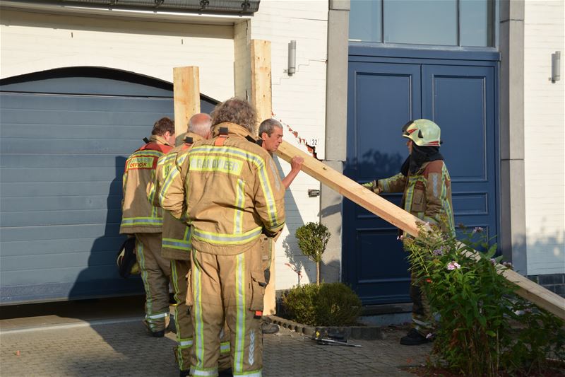 Auto crasht tegen woning in Terlaemenlaan