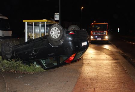 Auto en bestelwagen knallen tegen elkaar