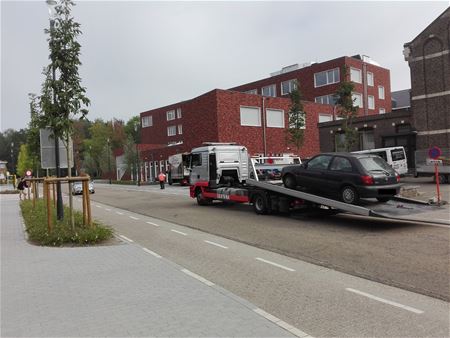 Auto en bromfiets zonder verzekering in beslag