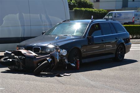 Auto en scooter botsen in Boekt