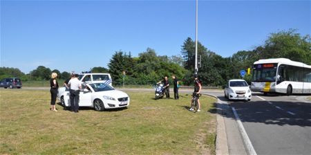 Auto en scooter botsen