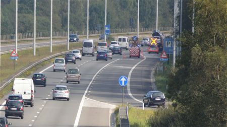 Auto in de berm op snelweg