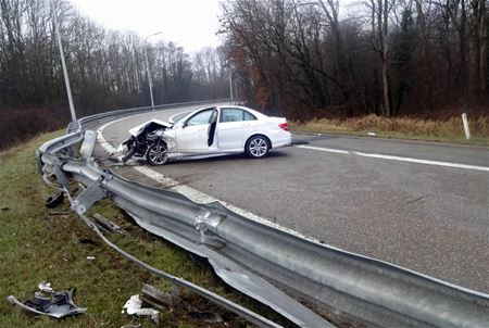 Auto in de vangrail op afrit