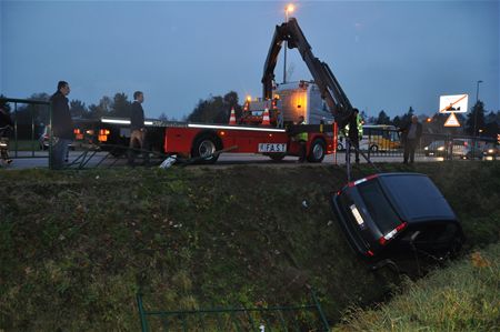 Auto in gracht na botsing