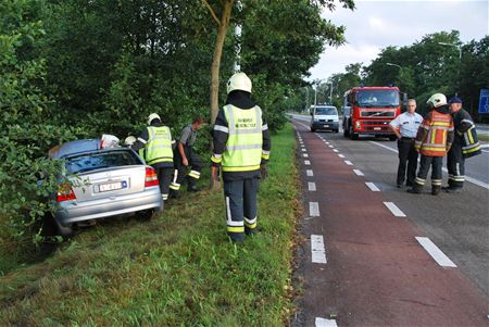 Auto in gracht op Beringersteenweg