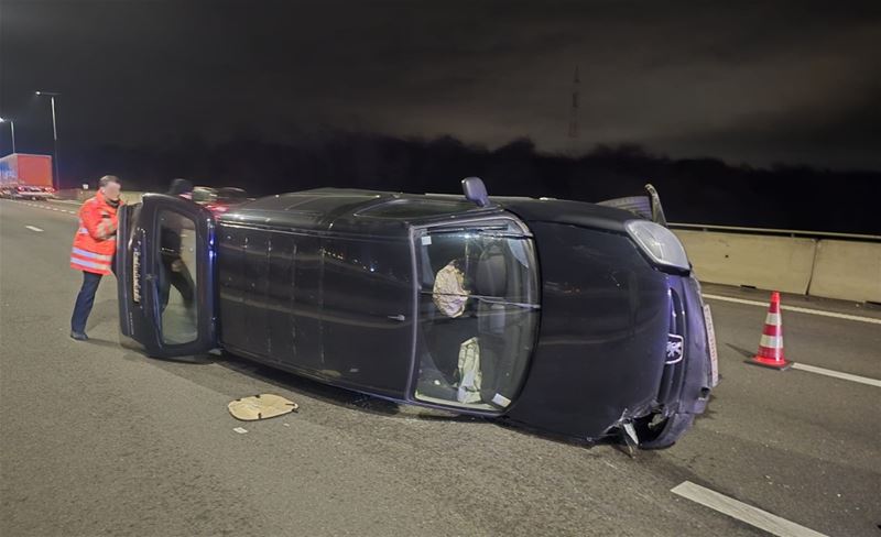 Auto kantelt na botsing op E314