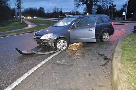 Auto knalt op rotonde