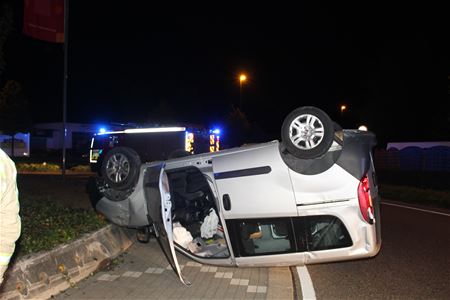 Auto knalt op rotonde in Boekt