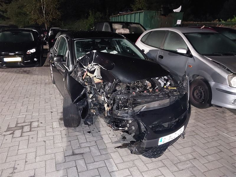 Auto knalt tegen boom in Graaf de Theuxlaan