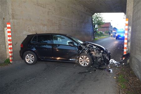 Auto knalt tegen brug