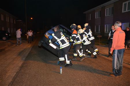 Auto komt op zijn flank terecht