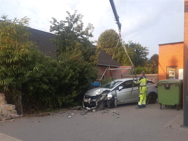 Auto mist bocht in Terlaemenlaan