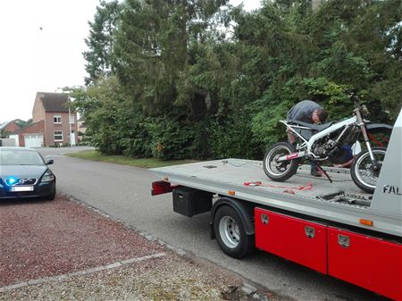 Auto, moto en brommer in beslag genomen