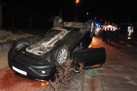 Auto over de kop in gladde Kanaalweg