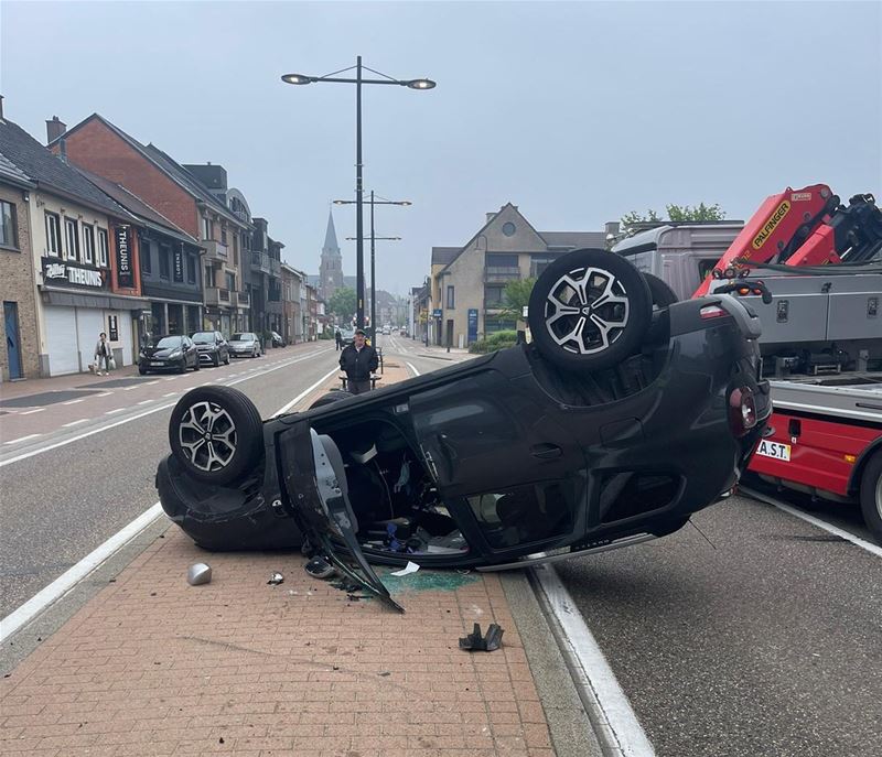 Auto over de kop in Guido Gezellelaan