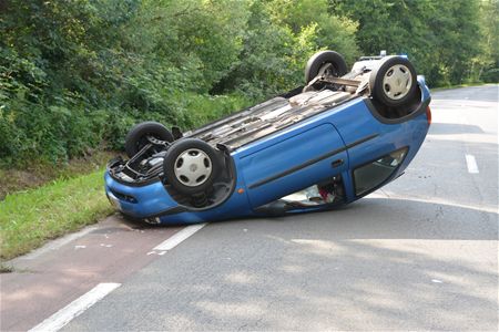 Auto over de kop in Laambroekstraat