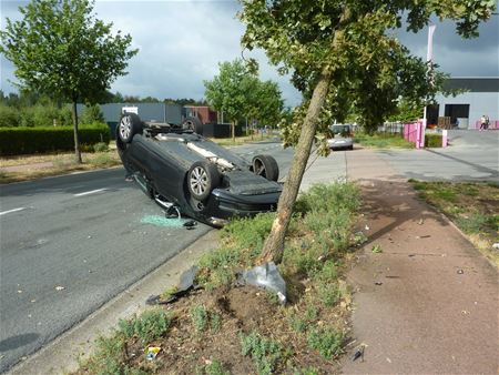 Auto over de kop in Mjnwerkerslaan