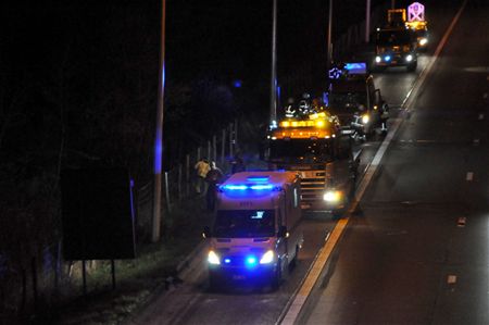 Auto over de kop langs snelweg