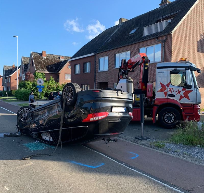 Auto over de kop na botsing op Koerselsebaan