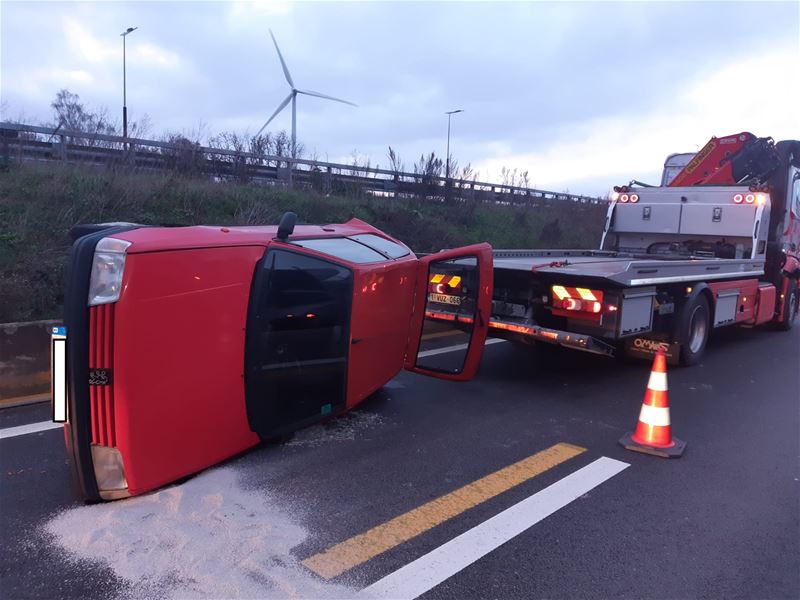 Auto over de kop na botsing