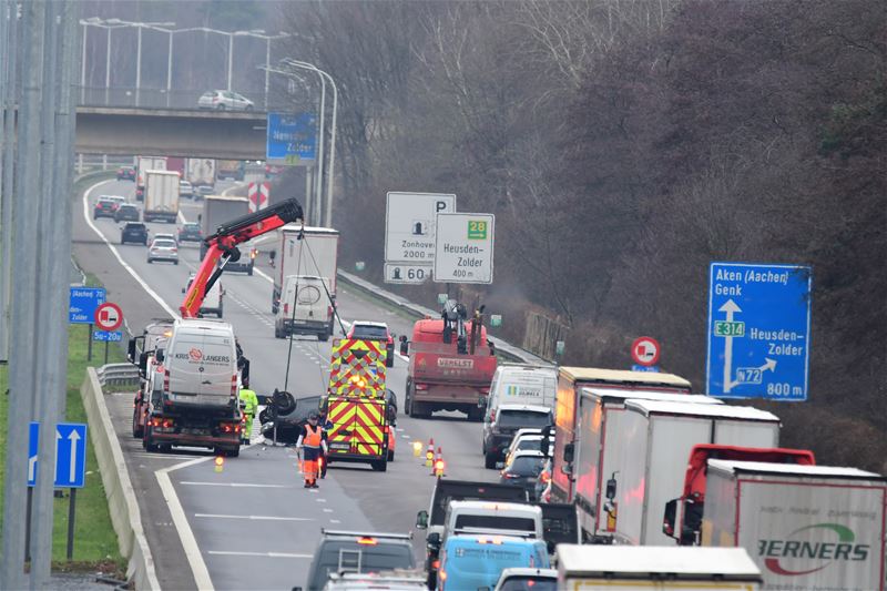 Auto over de kop op E 314