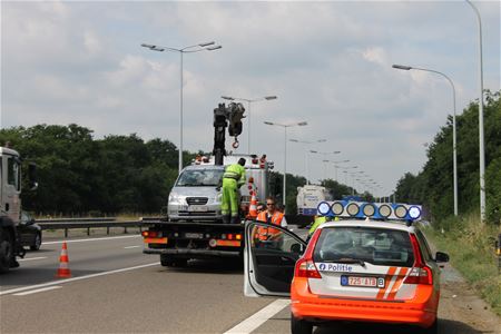 Auto over de kop op snelweg