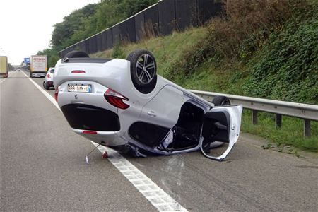 Auto over de kop op snelweg