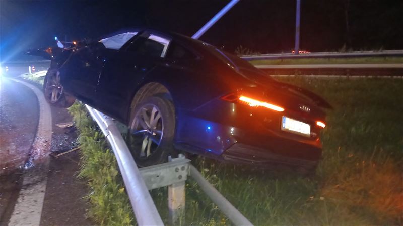 Auto over de vangrail op afrit