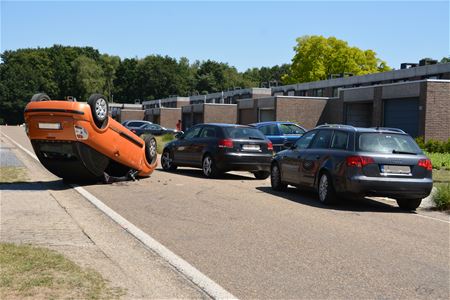 Auto raakt 2 andere en slaat over de kop