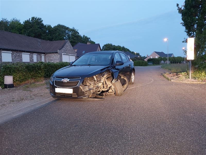 Auto ramt wegversmalling in Viversel