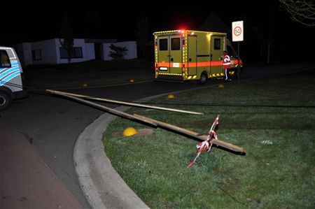 Auto rechtdoor in bocht