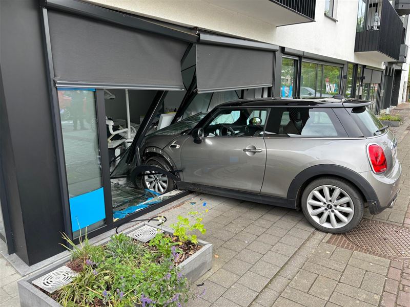 Auto rijdt binnen bij tandarts, enorme ravage