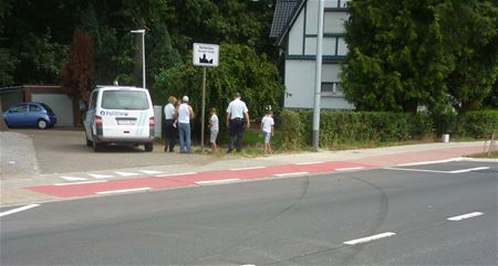 Auto rijdt in voortuin en vlucht