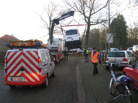 Auto's getakeld tijdens markt