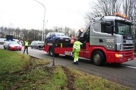 Auto tolt in gracht