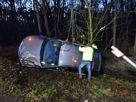 Auto van de weg in de Westlaan