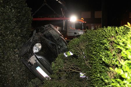 Auto van de weg in Michel Scheperslaan