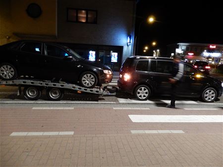 Auto verliest aanhangwagen met ... auto