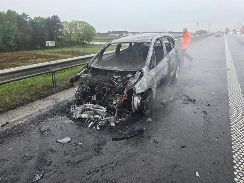 Auto volledig uitgebrand op E 314 in Viversel