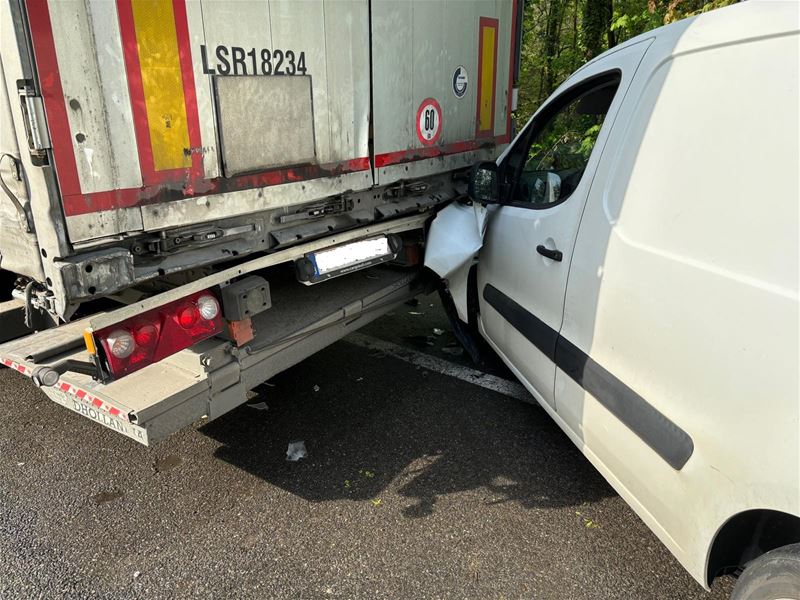 Auto wijkt uit en botst op geparkeerde vrachtwagen