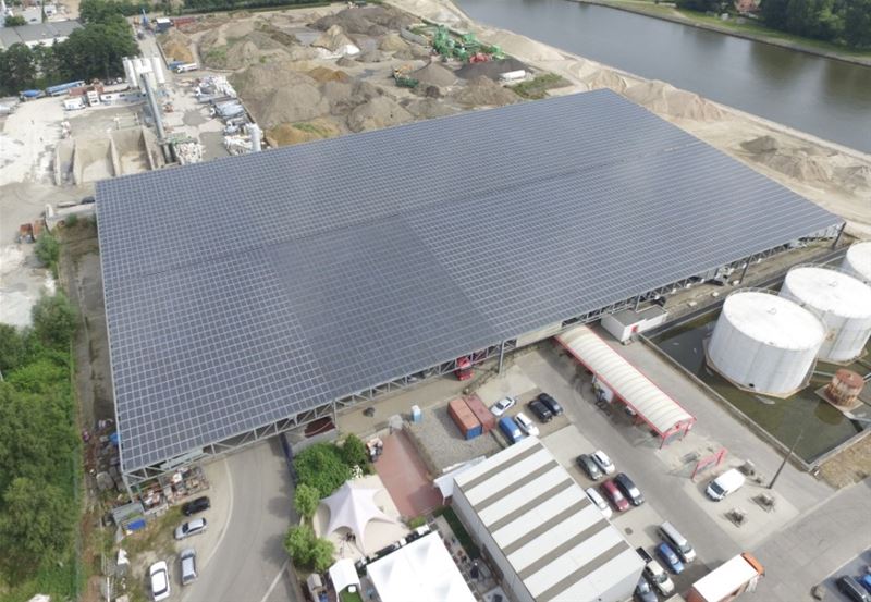 Autobatterijen stockeren stroom bij Truckstop