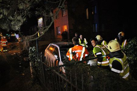 Autobestuurder richt ravage aan