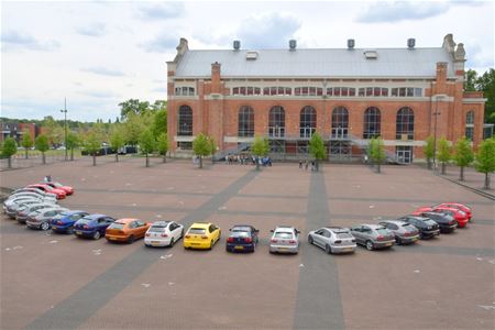 Autoclub Seat Leon voor fotosessie op Marktplein