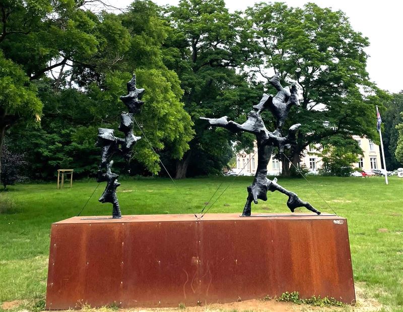 Beeld van Sabrina Jaspers voor kasteel Meylandt