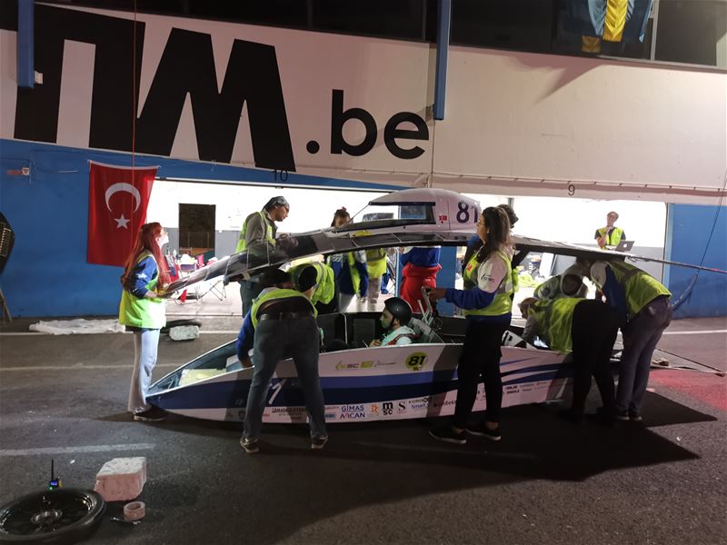 Belgische zonnewagen voorlopig aan de leiding