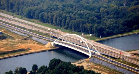 Belijning richting brug Viversel wordt aangepast