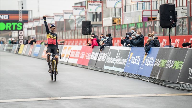 Beresterke Wout Van Aert zegeviert