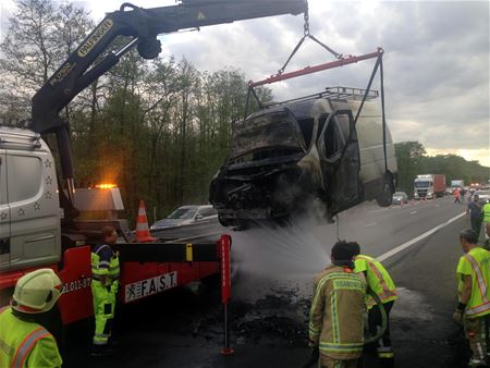 Bestelwagen brandt uit na botsing