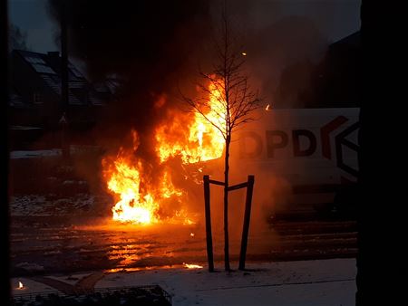 Bestelwagen in lichterlaaie in Poelenstraat